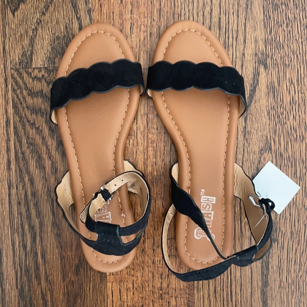 Basic Sandals with Scalloped Detail Straps